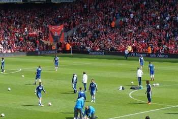 皇马因战术分歧和防守问题表现不稳定，哈维·阿隆索与球员矛盾缓和但压力仍大，需加速抢分以夺冠。