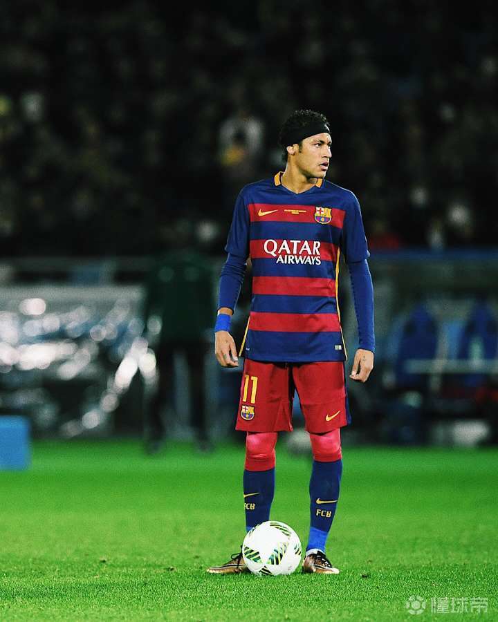 前锋冷静破门，展现成熟心态（前锋沉着建功，尽显成熟心态）