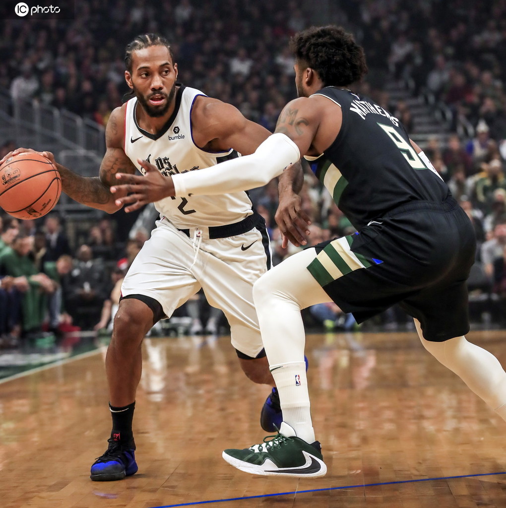 意甲球员在第12轮比赛中涂上红色面彩，向针对女性的暴力说不（意甲第12轮：球员以红色面彩呼吁制止针对女性的暴力）