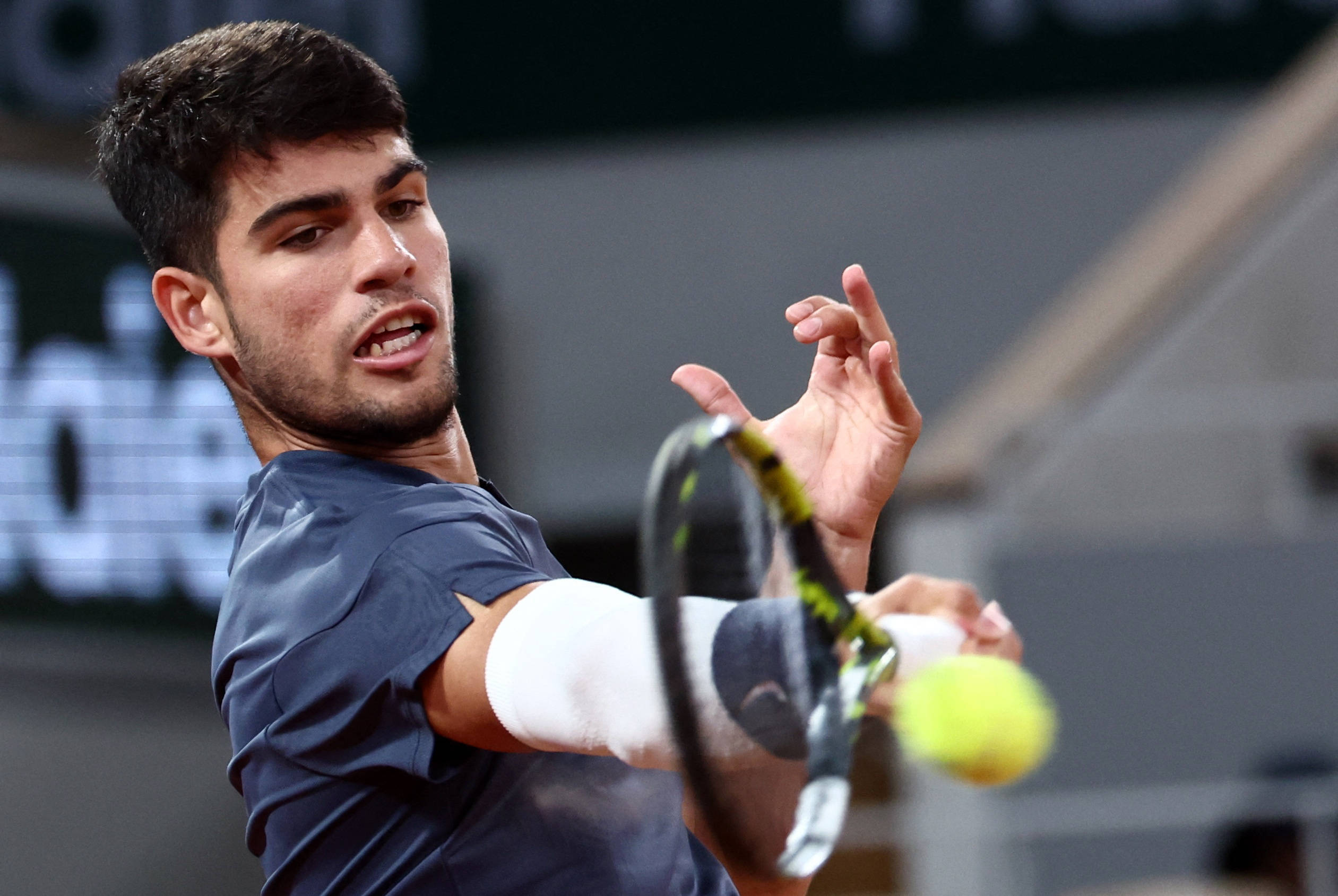 他迅速跟上 他迅速跟上